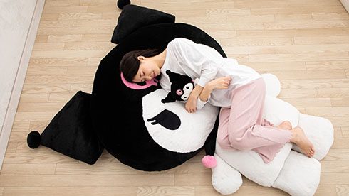 夢の超BIGふかふかぬいぐるみクッション・クロミでお昼寝