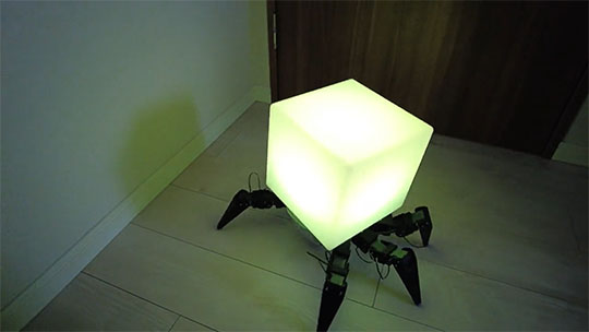 歩くベッドサイドランプ