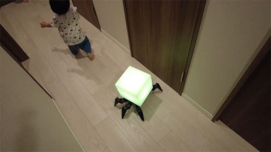 歩くベッドサイドランプ