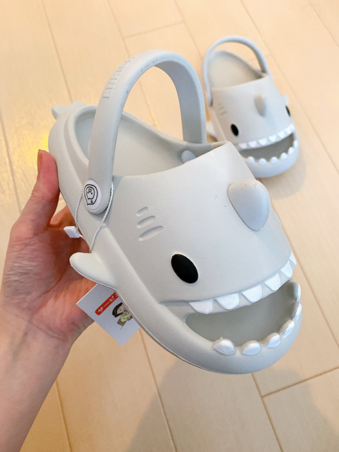 息子宛に届いたサメサンダル　かわいすぎるデザインに「ママもこれ欲しいわ」