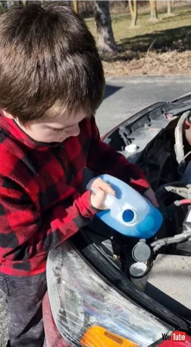 ウィンドウォッシャー液の補充にチャレンジする男の子