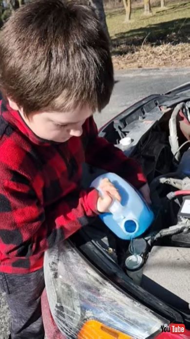 ウィンドウォッシャー液の補充にチャレンジする男の子