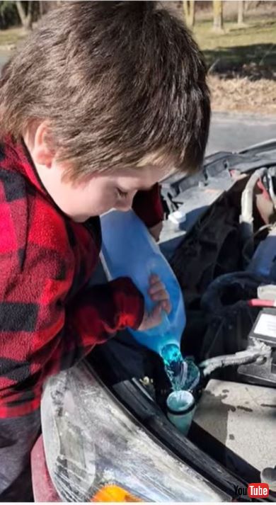 ウィンドウォッシャー液の補充にチャレンジする男の子