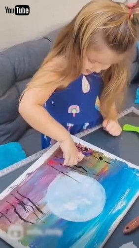 「Little Girl Creates Beautiful Artwork Using Oil Paint - 1290933」