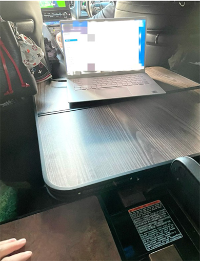 車の中で仕事する杉原杏璃