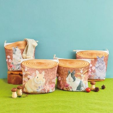 切り株でひと休みする うさぎのマチ付き洗濯ネット