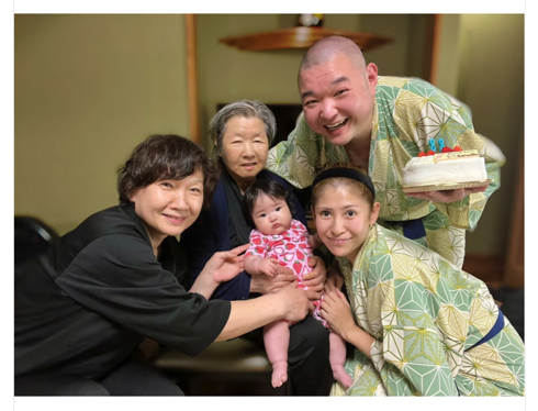 内山信二、内山琴、愛娘の絃、祖母と母の親子4世代