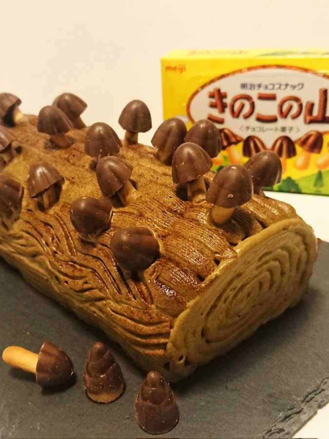 作者「こわいんだけど……疲れてたのかな……」　ブッシュドノエルと「きのこの山」を組み合わせた“キノコ栽培”みたいなケーキが斬新