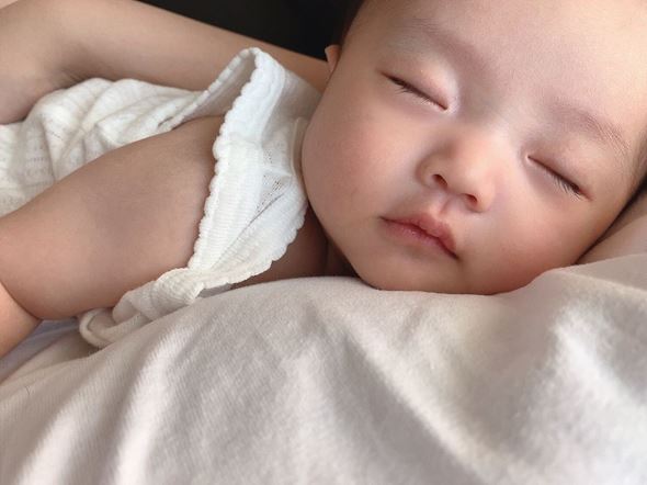 寝ながら笑う赤ちゃんがかわいい