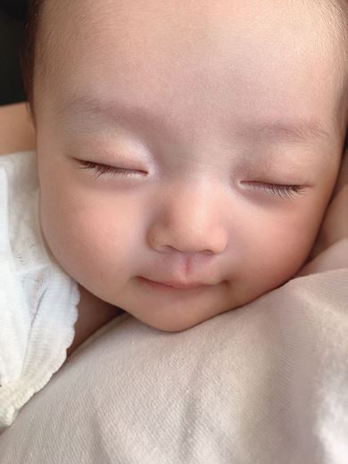 寝ながら笑う赤ちゃんがかわいい