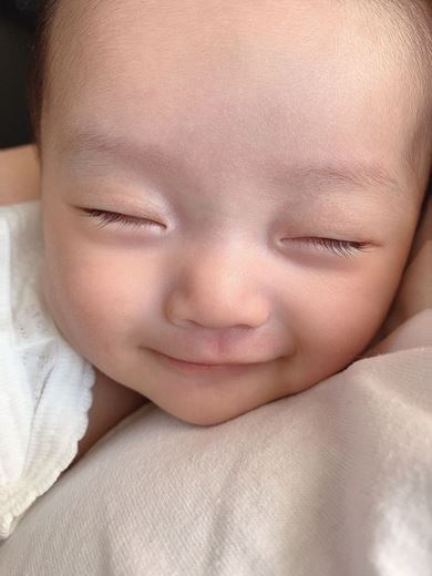 寝ながら笑う赤ちゃんがかわいい