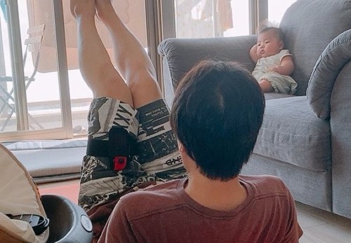 パパとくつろぐ娘