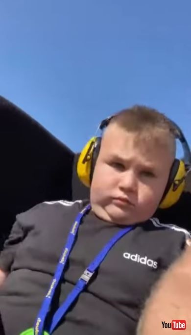 初めてジェットコースターに乗った男の子