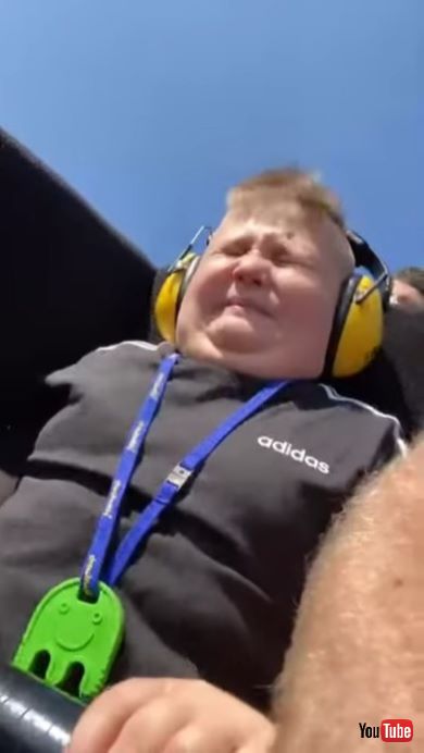 初めてジェットコースターに乗った男の子