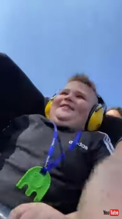 初めてジェットコースターに乗った男の子