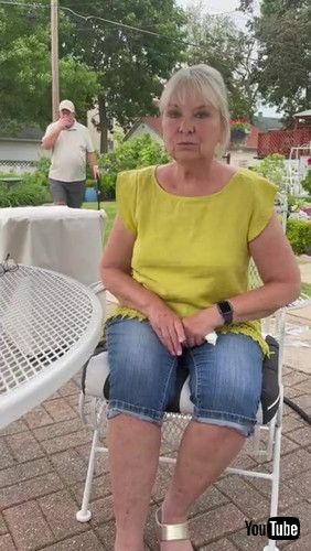 庭に座るピアソンさん