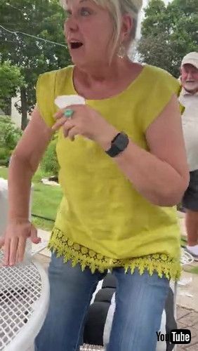 「Retired Kindergarten Teacher Reunites With Graduating Students || ViralHog」