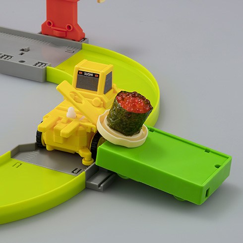 レールを一周すると寿司が完成して回転寿司マシンにもなる　タカラトミーがクッキングトイ「のりまき工場」を発売