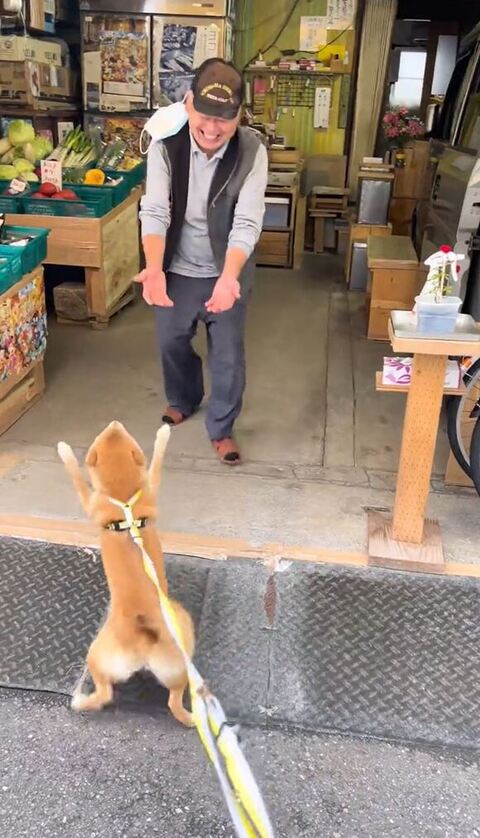 おじさん手を出して近くに来る