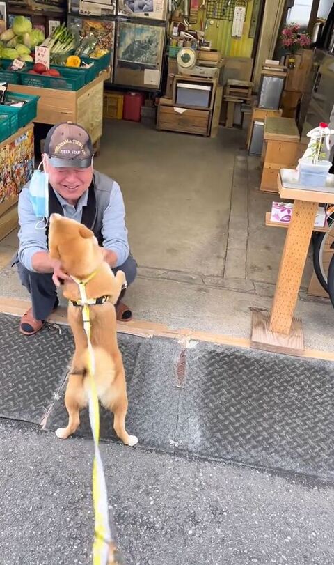 おじさんに顔近づける