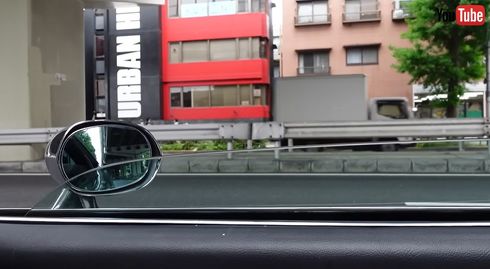 窓が壊れた……