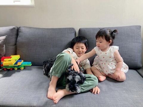 次男の足の間にいる