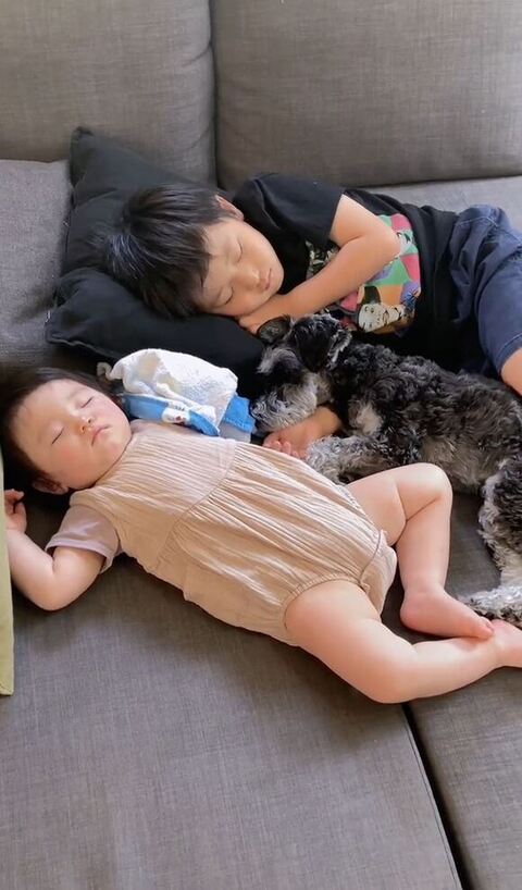 寝てるアングルアップ