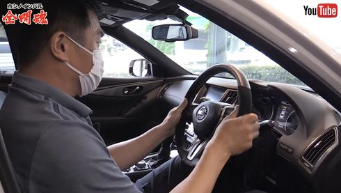 運転席に座ってもワクワクが止まらない山本さん
