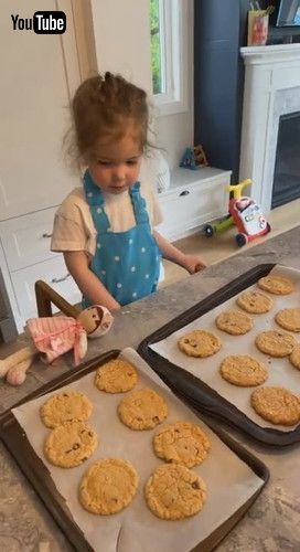 「Kiddo Can't Wait For Cookies to Cool || ViralHog」