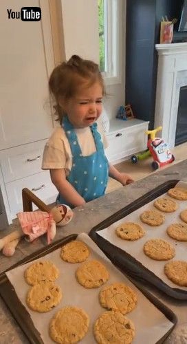 「Kiddo Can't Wait For Cookies to Cool || ViralHog」