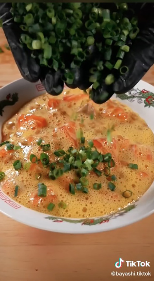 派手な演出とスピーディな展開の飯テロ動画　TikTokerの豪快レシピがおいしそう