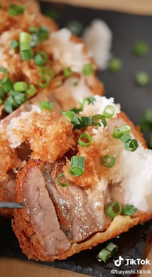 派手な演出とスピーディな展開の飯テロ動画　TikTokerの豪快レシピがおいしそう