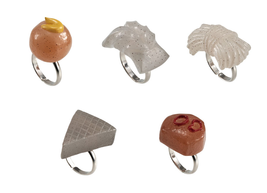 ダジャレがド直球なカプセルトイ「こんにゃく指輪」登場　糸こんにゃくや玉こんにゃくが婚約指輪に