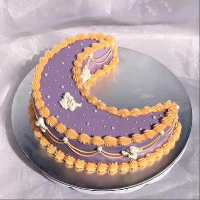 空の移り変わりを描いた三日月型のケーキがかわいい