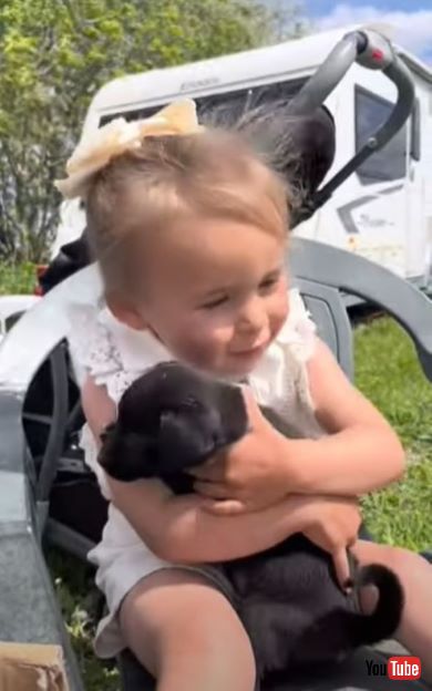 頬ずりする女の子