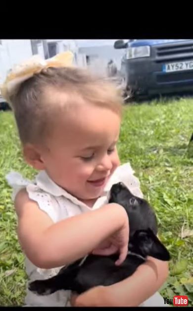 ワンちゃんにほほ笑む女の子