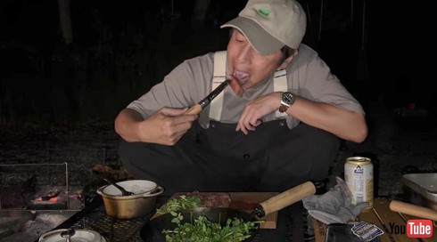 一人でキャンプへ行き、一人でステーキを焼いて食う徳井さん