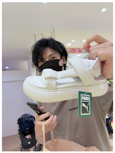 PUMAのサンダルを手にしたアレク