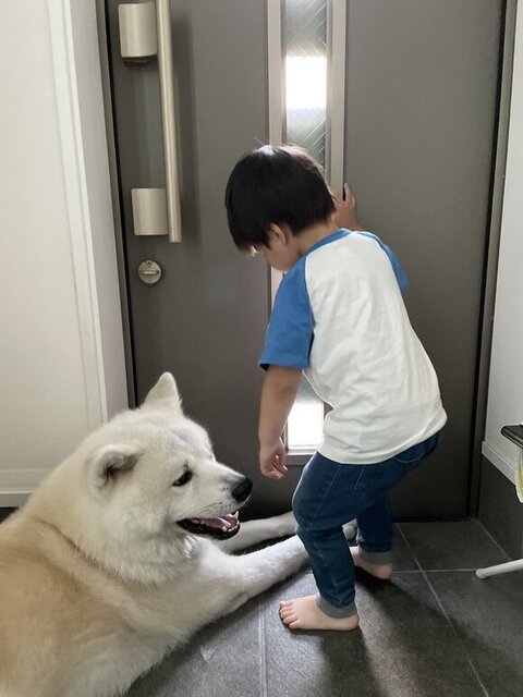 玄関の前にいるふたり