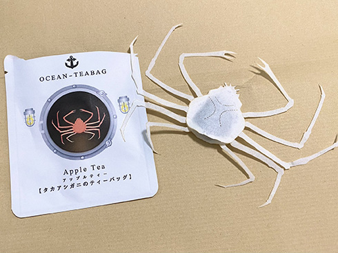 タカアシガニのティーバッグが想像以上にタカアシガニ　紅茶よりダシが出そうな存在感