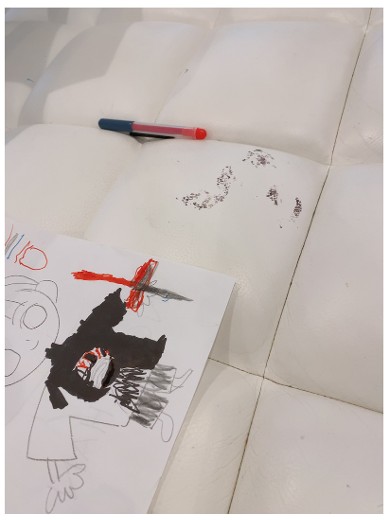 ソファの染みを報告するアレクサンダー