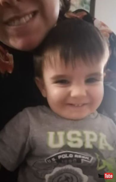 お母さんの膝に座る男の子