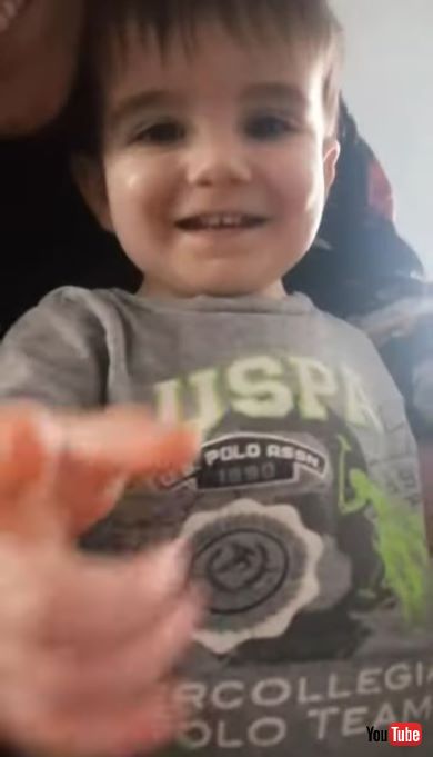 スマホを指差す男の子