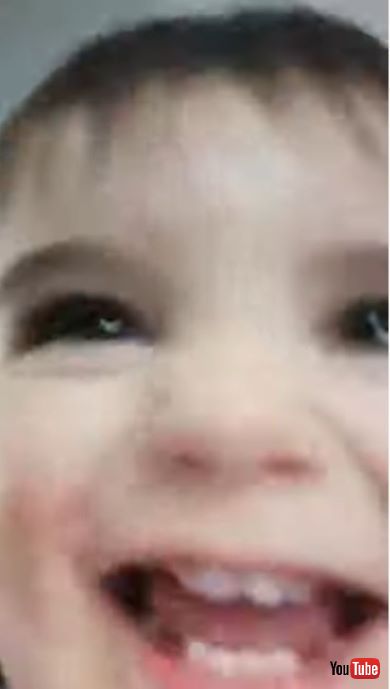 走って逃げる男の子