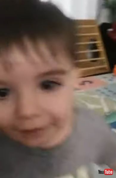 スマホに近づく男の子