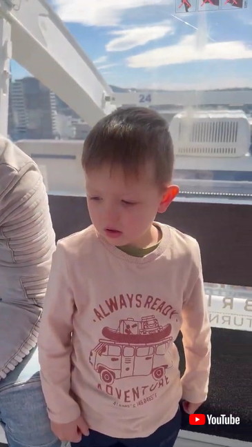 下を見る男の子