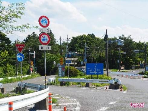 風返峠。信号の表記は「風返し峠」になっている