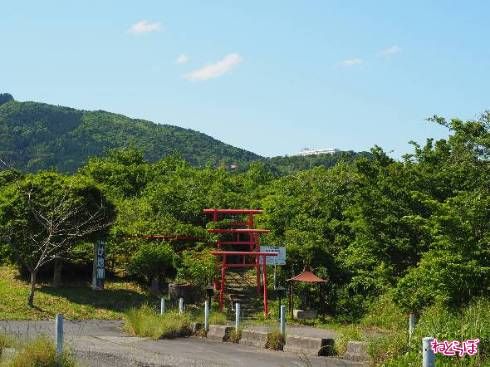 子授け地蔵と、山の上にはつつじヶ丘駅