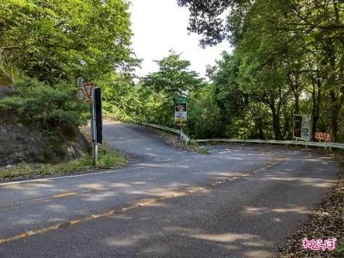 フルーツラインはそのまま坂を下っていくが、県道は脇道に入り、坂を登っていく。わかりづらい上に筑波山側からは見えづらいので注意