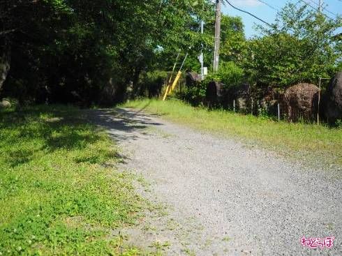 1車線の砂利道を進む
